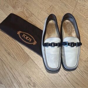 Tod's women's Cream Leather Driving Loafers Size 8.5 Buckle Detail Dust Bag